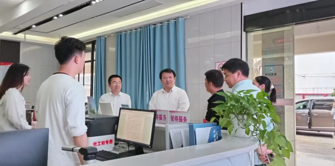 彭勇到人和鎮(zhèn)調(diào)研